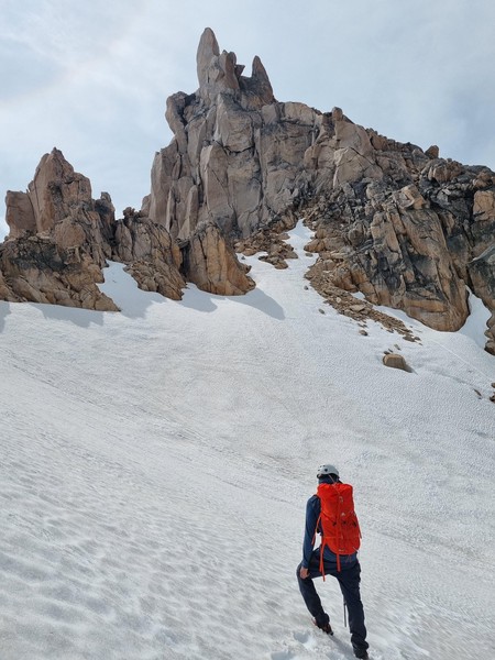 Sondre titter mot en nærliggende topp vi ikke rakk i denne omgang.