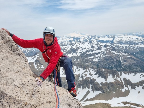 På tross av tommelen er Sondre ustoppelig - han kan klatre!