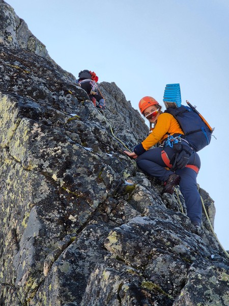 Veronica fra Mohn Skar mot Slingsbys fortopp, vekselvis snø og stein.